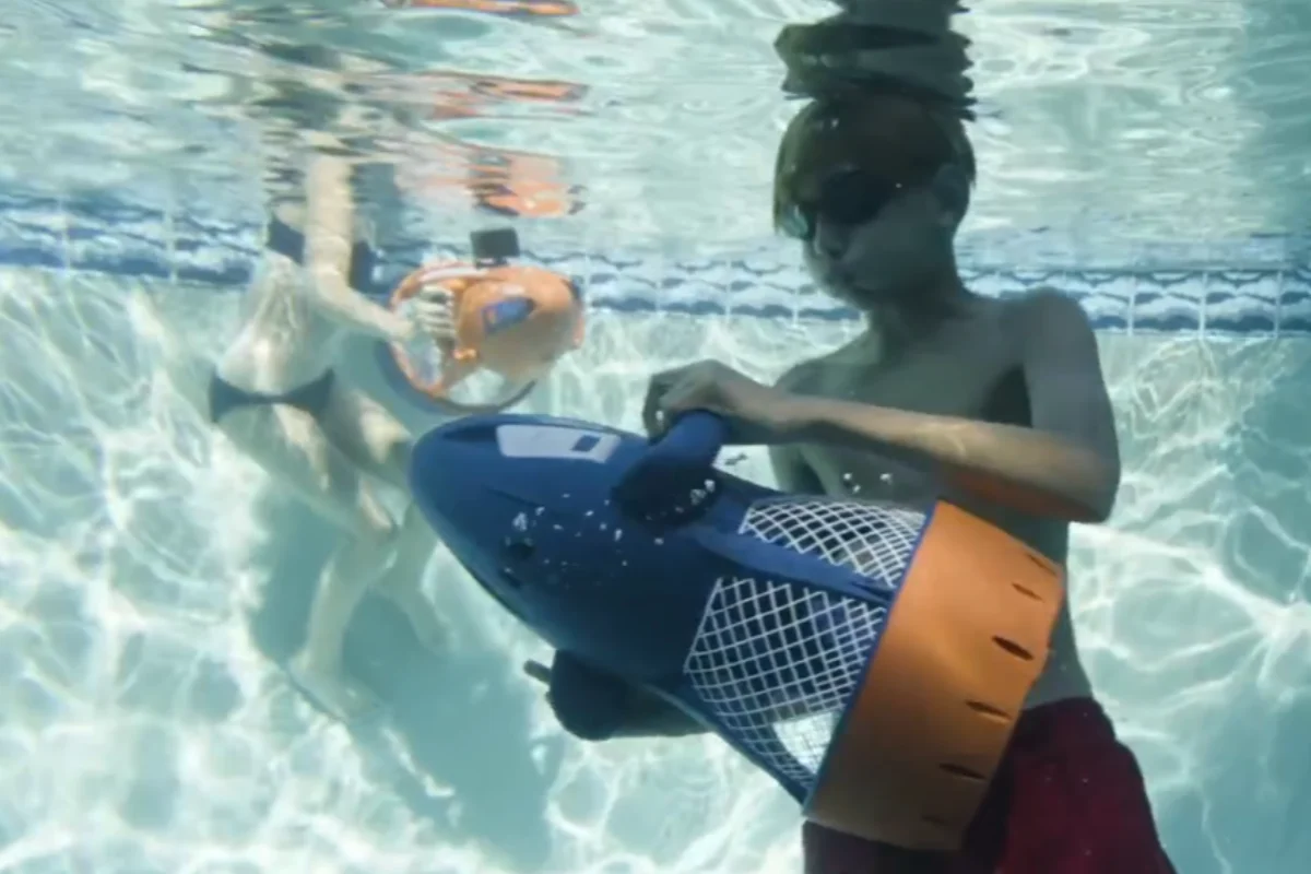 KID-FRIENDLY CONTROLS: EASY TO GRIP, SIMPLE TO STEER