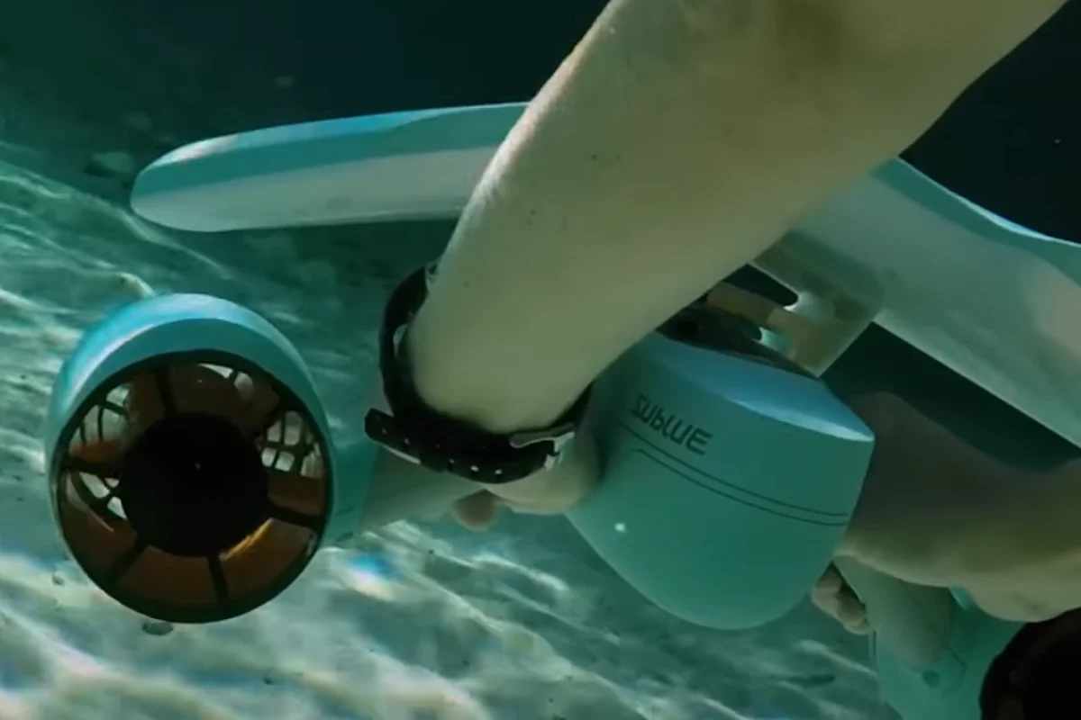 VERSATILITY BUILT IN: TWO SPEEDS, 40M DEPTH, AND A PHONE MOUNT